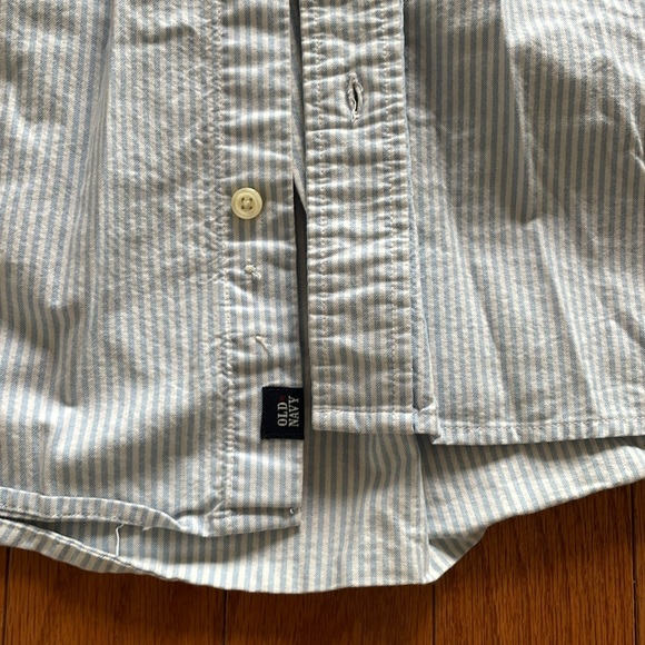Old navy classic button down - Picture 3 of 4